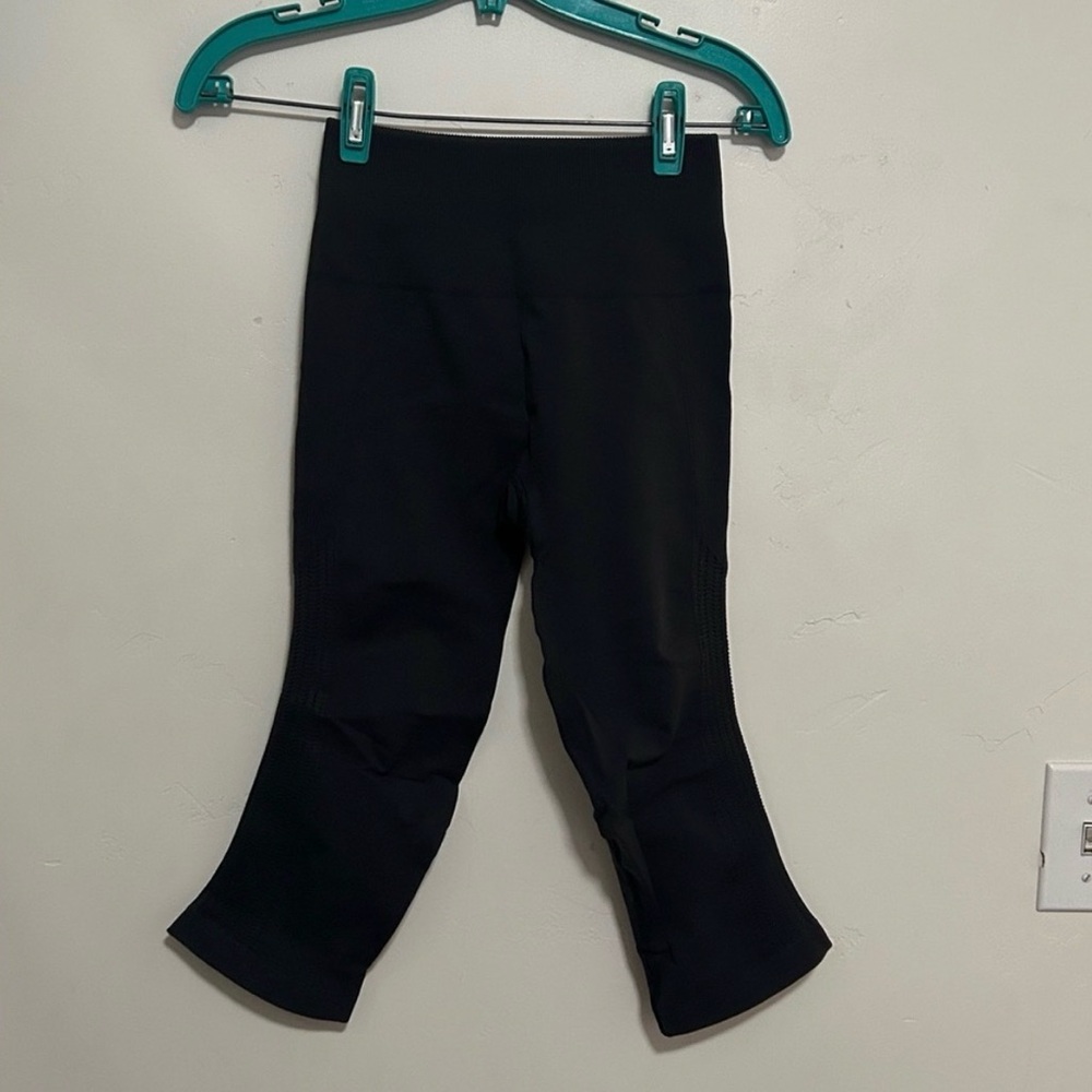 Lululemon charcoal Black cropped Leggings size 2